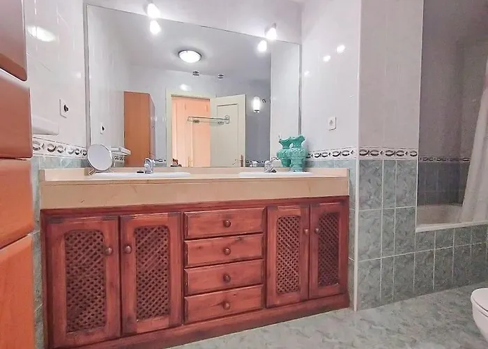 Spacious 4 Bedroom With Parking In Town Centre, Appartamento