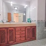 Spacious 4 Bedroom With Parking In Town Centre, Apartment