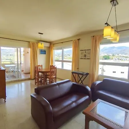 Spacious 4 Bedroom With Parking In Town Centre, Apartmán Nerja