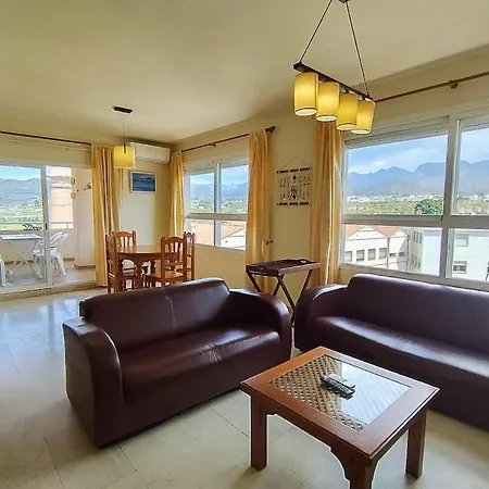 Spacious 4 Bedroom With Parking In Town Centre, Apartmán Nerja