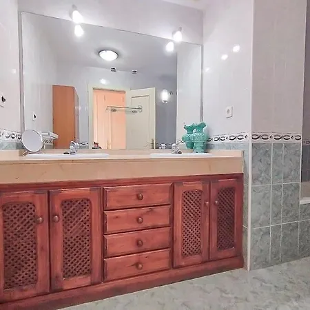 Spacious 4 Bedroom With Parking In Town Centre, Apartmán