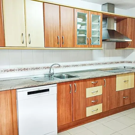 Spacious 4 Bedroom With Parking In Town Centre, *