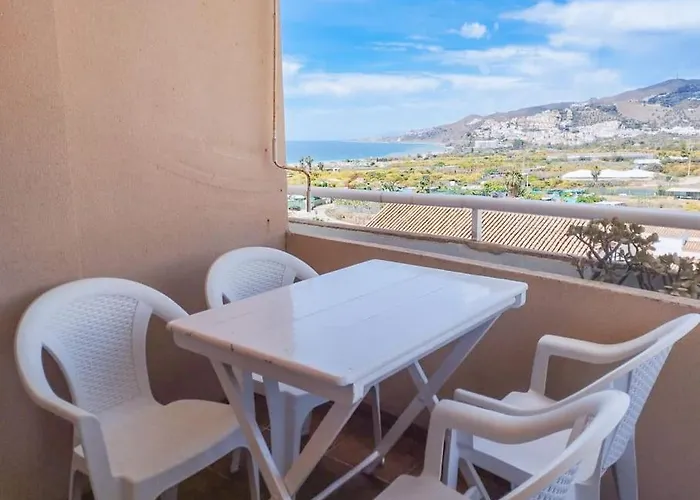 Spacious 4 Bedroom With Parking In Town Centre, Appartement