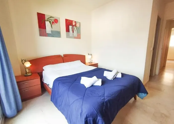 Spacious 4 Bedroom With Parking In Town Centre, Appartement