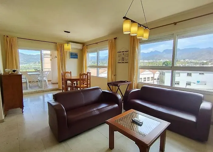 Spacious 4 Bedroom With Parking In Town Centre, Appartement Nerja