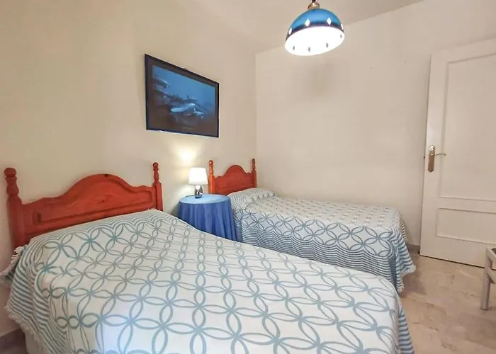 Spacious 4 Bedroom With Parking In Town Centre,