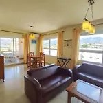 Spacious 4 Bedroom With Parking In Town Centre, Apartamento Nerja