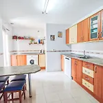 Spacious 4 Bedroom With Parking In Town Centre, *