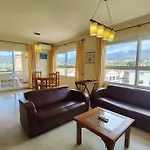 Spacious 4 Bedroom With Parking In Town Centre, Apartamento Nerja