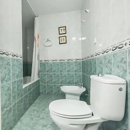 Spacious 4 Bedroom With Parking In Town Centre, Апартаменты *