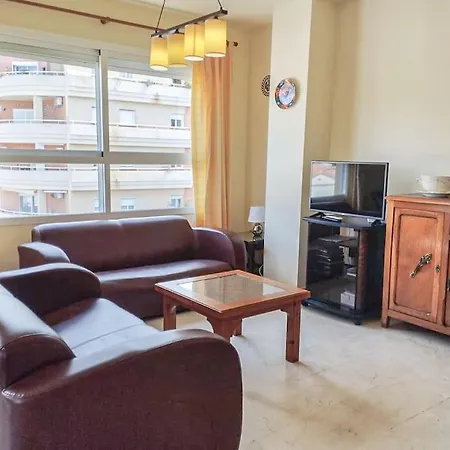 Spacious 4 Bedroom With Parking In Town Centre, Apartamento *