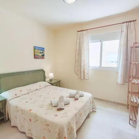 Апартаменты Spacious 4 Bedroom With Parking In Town Centre,