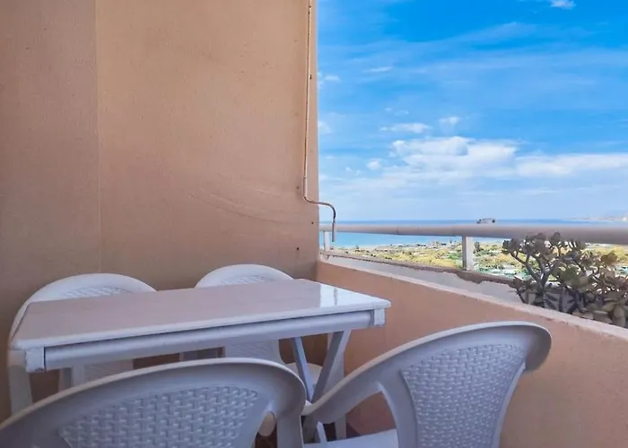 Apartment Spacious 4 Bedroom With Parking In Town Centre, *