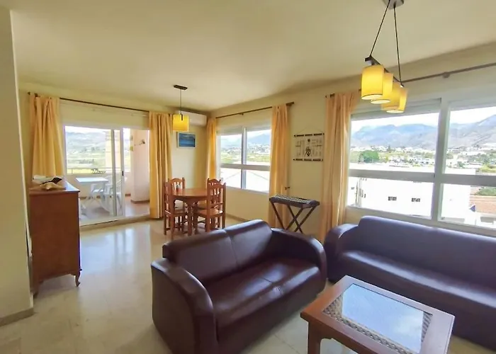 Spacious 4 Bedroom With Parking In Town Centre, Apartment Nerja