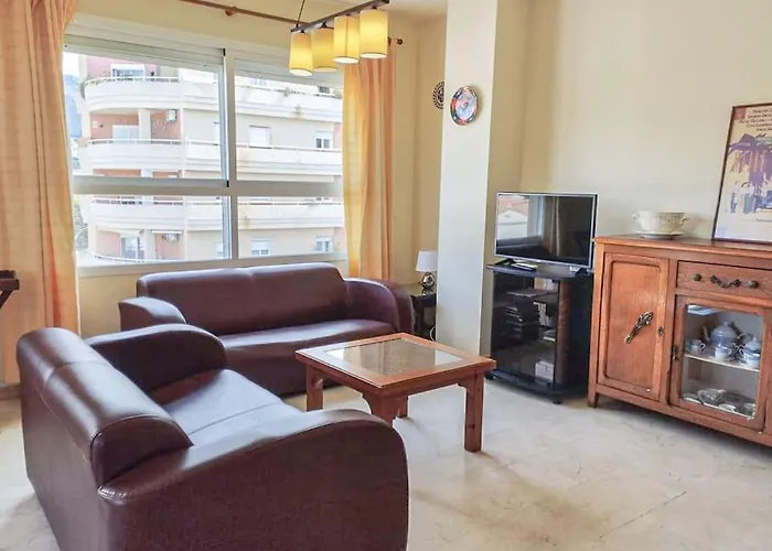 Spacious 4 Bedroom With Parking In Town Centre, Apartment *