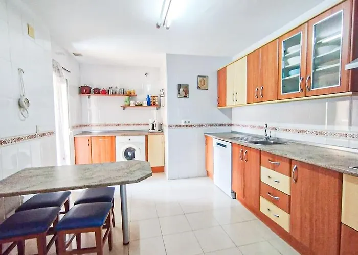 Spacious 4 Bedroom With Parking In Town Centre, *