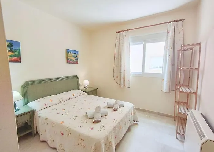 Apartment Spacious 4 Bedroom With Parking In Town Centre,