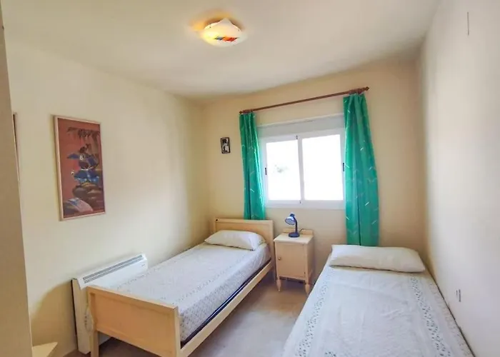 Apartment Spacious 4 Bedroom With Parking In Town Centre, *