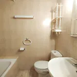 Spacious 4 Bedroom With Parking In Town Centre, * 네르하
