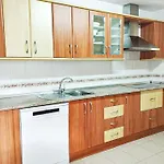 Spacious 4 Bedroom With Parking In Town Centre, *