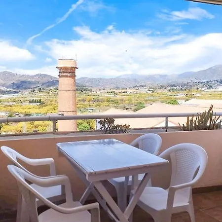 Spacious 4 Bedroom With Parking In Town Centre, Apartamento *